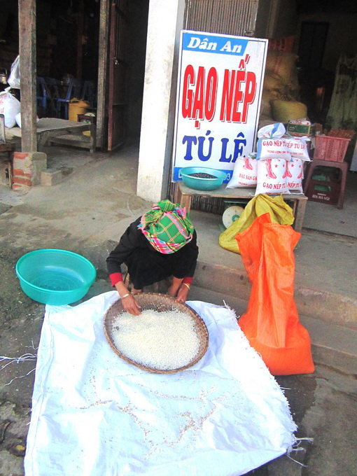 Đồng bào Thái bày bán gạo Tú Lệ ngay tại nhà mình
